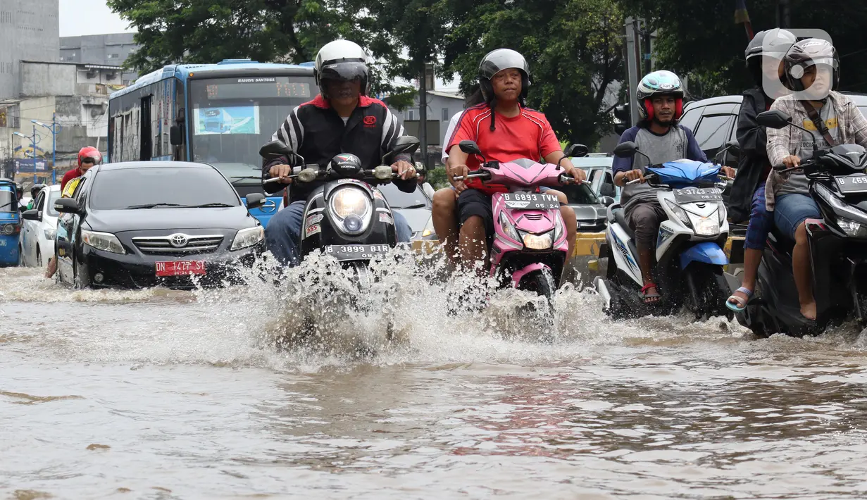 Pengendara menerobos genangan air di sebagian ruas Jalan Jatinegara Barat, Jakarta, Rabu Rabu (1/1/2020). Hujan yang mengguyur Jakarta sejak Selasa sore (31/12/2019) mengakibatkan banjir di sejumlah titik di Jakarta. (Liputan6.com/Helmi Fithriansyah)