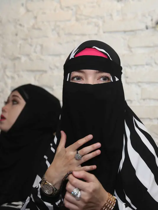 RP pun mengungkapkan kronologi dan derita menjadi istri siri. Berawal dari pengajian ibu-ibu, RP mengaku didekati sang ustad. (Nurwahyunan/Bintang.com)