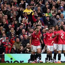 Mason Mount diberi ucapan selamat setelah mencetak gol pembuka timnya dalam laga Liga Inggris antara Manchester United dan Sunderland di Old Trafford, 4 Oktober 2025. (AP Photo/Dave Thompson)