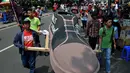 Belasan wartawan yang tergabung dalam Aliansi Jurnalis Independen (AJI) membawa sepatu raksasa sebagai simbol demonstrasi menuntut perbaikan kesejahteraan wartawan, Kamis (1/5/14). (Liputan6.com/Johan Tallo) 