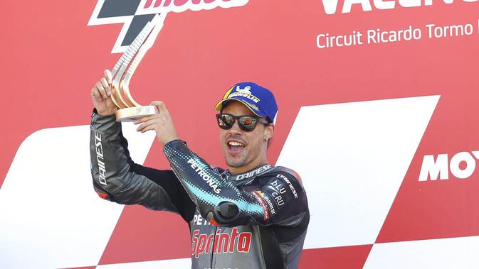 Pembalap Yamaha SRT, Franco Morbidelli, melakukan selebrasi usai menjuarai MotoGP Valencia di Sirkuit Ricardo Tormo, Minggu (15/11/2020). Meski finis ketujuh, Joan Mir berhasil mengunci gelar juara dunia MotoGP 2020. (AP/Alberto Saiz)