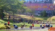 Citizen6, Surabaya: Pembersihan yang sasarannya membersihkan ganggang, enceng gondok serta rumput liar dipingir dan ditengah kolam. (Pengirim: Budi Abdillah)