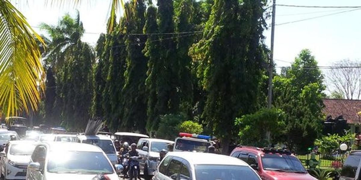 Massa padati sidang praperadilan kasus Angeline, jalanan macet