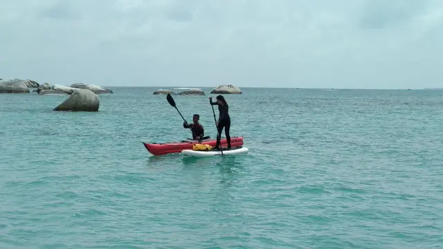 Menteri Susi Pudjiastuti paddling di Natuna bersama sang anak Nadine Pascale Kaiser Pudjiastuti. (Liputan6.com/Arthur gideon)