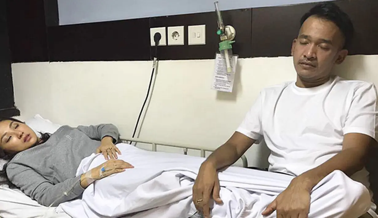 Tiba-taba badan lemas disertai demam, Sarwendah harus dilarikan ke rumah sakit. Kabar itu terlihat dari akun Instagramnya yang sedang terbaring di rumah sakit. Sang suami, Ruben Onsu setia mendampingi meski terlihat capek. (Instagram/sarwendah29)