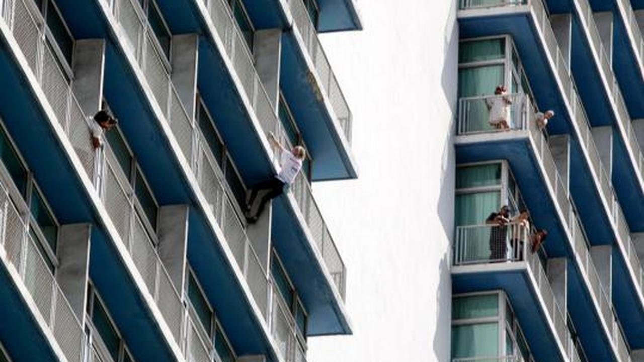 "Spiderman" kembali beraksi panjat hotel