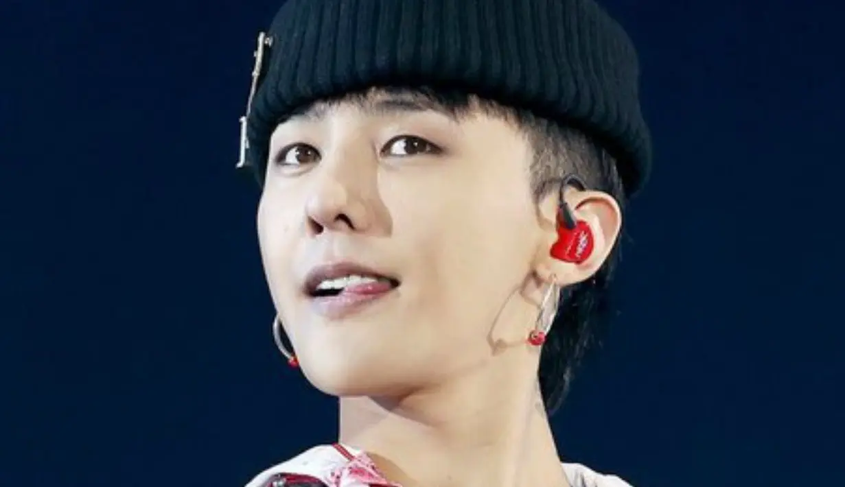 "Sejauh yang saya tahu, tujuan G-Dragon ke rumah sakit adalah untuk penyembuhan pergelangan kakinya. Saya tak mengetahui detail lebih lanjut," ujar sumber. (YouTube)