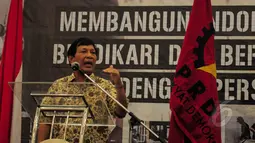 Mantan aktivis Malari, Hariman Siregar berpidato pada Kongres PRD ke-8 di Hotel Acacia, Jakarta, Selasa (24/3/2015). Pada kongres kali ini, PRD akan berjuang untuk menjadi salah satu kontestan dalam Pemilu 2019 nanti.(Liputan6.com/Yoppy Renato)