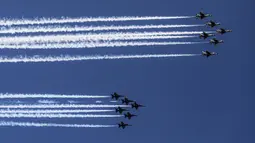 Skuadron jet tempur Blue Angels dari Angkatan Laut dan Thunderbirds dari Angkatan Udara Amerika Serikat bermanuver di langit Kota New York, Selasa (28/4/2020). Aksi tersebut sebagai bentuk penghormatan untuk petugas medis yang tengah berjuang melawan virus corona COVID-19. (AP Photo/Bebeto Matthews)