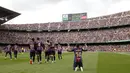 Sementara satu gol Barcelona lainnya dicetak oleh Memphis Depay pada menit ke-41. Kemenangan itu untuk sementara berhasil membuat Blaugrana bertengger di puncak klasemen Liga Spanyol. (AP/Joan Monfort)