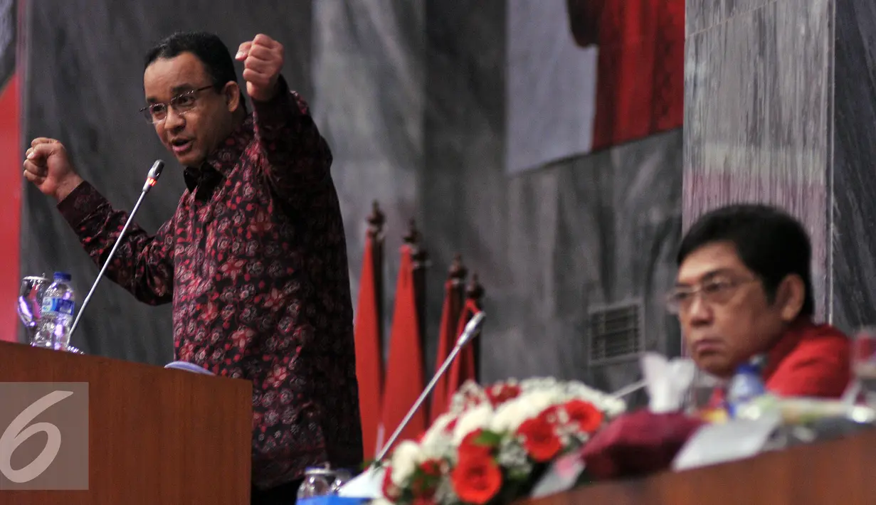 Mendikbud Anies Baswedan (kiri) menghadiri seminar nasional "Hormati Guru" 43  di Kompleks Parlemen, Jakarta, Selasa (26/04). Acara yang dihadiri ratusan guru tersebut dalam rangka memperingati HUT PDIP ke 43. (Liputan6.com/Johan Tallo)