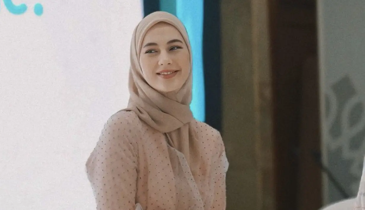 Dengan nuansa warna-warna alami, Paula terlihat begitu memukau dan memikat. [Foto: Instagram/ Paula Verhoeven]