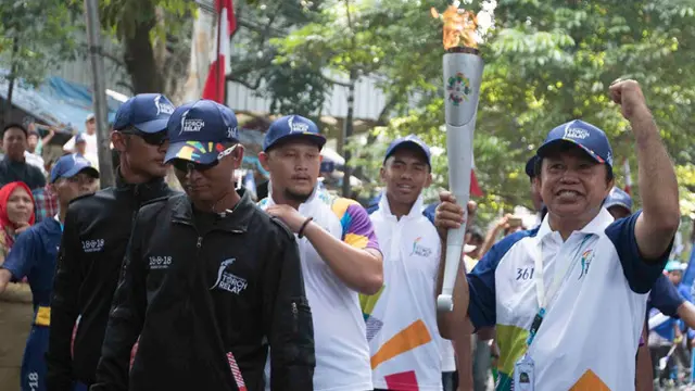 Ellyas Pical membawa Obor Asian Games 2018.