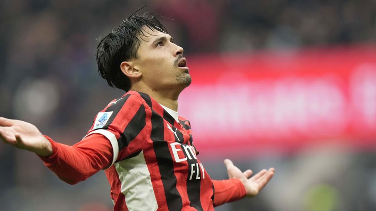 Selebrasi Tijjani Reijnders saat AC Milan berduel lawan Parma di San Siro, Minggu (26/01/2025). (c) AP Photo/Luca Bruno