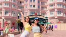 Bestie Goals, begini gaya Cassandra Lee dan Beby Tsabina saat liburan bareng ke Disneyland Paris. Mereka tampil kompak dengan padu padan busana nuansa warna kuning. [@cassandraslee]
