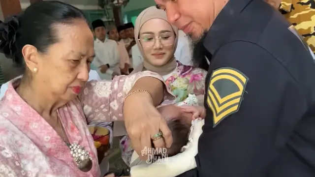 Momen Aqiqah Anak Adopsi Ahmad Dhani dan Mulan Jameela di Solo