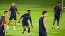Penyerang Spanyol, Ansu Fati (tengah) berlatih dengan rekan satu timnya selama sesi latihan di Universitas Qatar, di Doha, Qatar, Selasa, 22 November 2022. Spanyol akan memainkan pertandingan pertamanya di Grup E Piala Dunia melawan Kosta Rika. (AP Photo/ Julio Cortez)