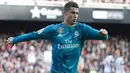 Penyerang Real Madrid, Cristiano Ronaldo melakukan selebrasi usai mencetak gol ke gawang Valencia pada lanjutan La Liga Spanyol di stadion Mestalla, (27/1). Real Madrid menang 4-1. (AFP Photo/Jose Jordan)