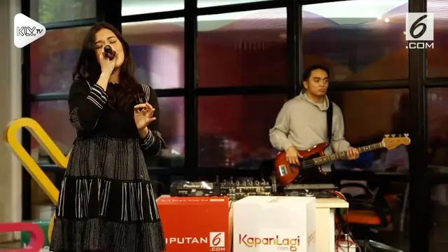 Raisa dan Dipha Barus tampil di KLY Lounge dan membawakan single terbaru mereka My Kind of Crazy.