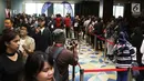 Antrean pengunjung saat menghadiri XYZ Day 2018 di The Hall Senayan City, Jakarta, Rabu (25/4). Acara ini bertujuan memberikan insight yang lebih mendalam tentang generasi X, Y, dan Z dari para ahli di bidangnya. (Liputan6.com/Herman Zakharia)