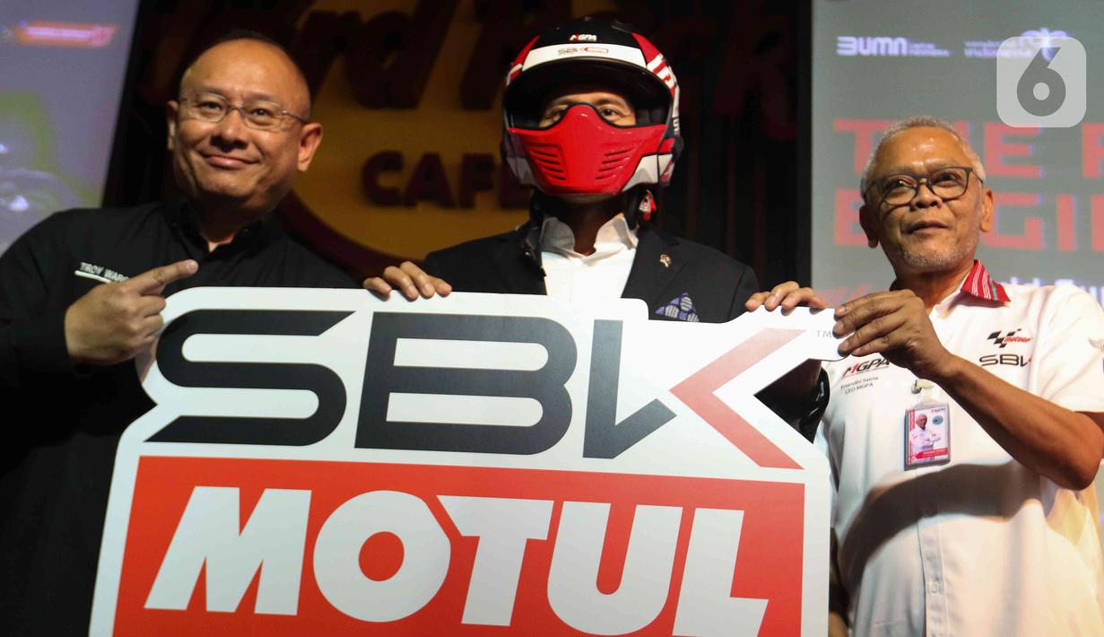 <p>Menteri Pariwisata dan Ekonomi Kreatif Sandiaga Uno (tengah) bersama dengan Direktur Operasi Indonesia Tourism Development Corporation (ITDC) Troy Reza Warokka (kiri), Direktur Utama Mandalika Grand Prix Assocation (MGPA) Priandhi Satria (kanan) saat acara peluncuran World Superbike (WSBK) Indonesian Round 2023 di Jakarta, Kamis (12/01/2023). Ajang balap motor bergengsi dunia World Superbike (WSBK) musim 2023 bakal kembali menghelat salah satu serinya di Sirkuit Mandalika, Lombok, NTB pada 3-5 Maret mendatang. (Liputan6.com/Herman Zakharia)</p>
