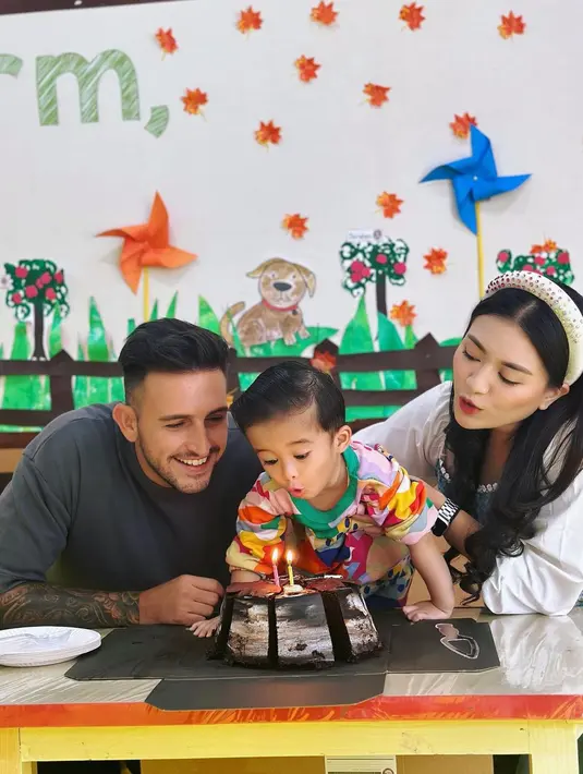 Momen begitu semangat Adzam saat tiup lilin didampingi ibunda dan juga calon ayah sambungnya. Dalam video singkatnya, Adzam merayakan bersama teman-temannya. [Instagram/ladislao_9]