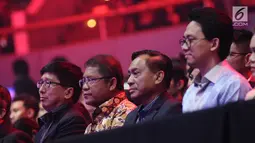 Menkominfo, Rudiantara (kedua kiri) saat menghadiri Konser Raya 23 Tahun Indosiar di Jakarta Convention Centre, Kamis (11/1). Konser Raya 23 Tahun Indosiar di meriahkan sederet artis dan penyanyi. (Liputan6.com/Helmi Fithriansyah)