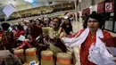 Jemaat mengibarkan bendera merah putih dan Palestina dalam acara Natal Taruna Merah Putih di Jakarta, Jumat (22/12). Perayaan natal tersebut sebagai bentuk kepedulian terhadap kedaulatan Palestina. (Liputan6.com/Faizal Fanani)