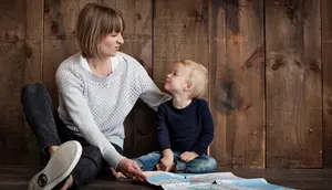 Peringati Hari Anak Nasional dengan mencoba belajar jadi ibu yang pengertian melalui pola asuh mindful parenting. (Ilustrasi: Pexels.com/Pixabay)