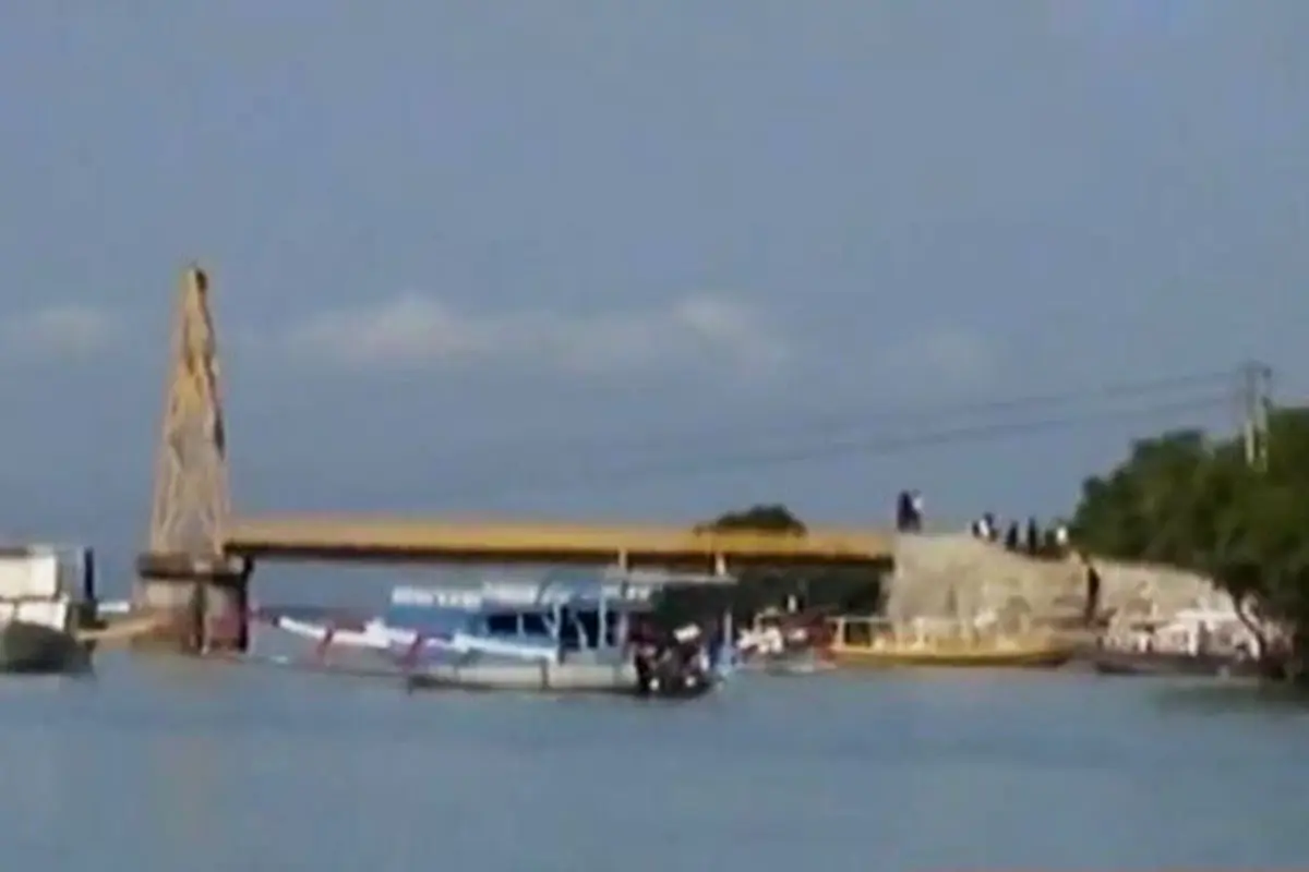 Jembatan Ambruk
