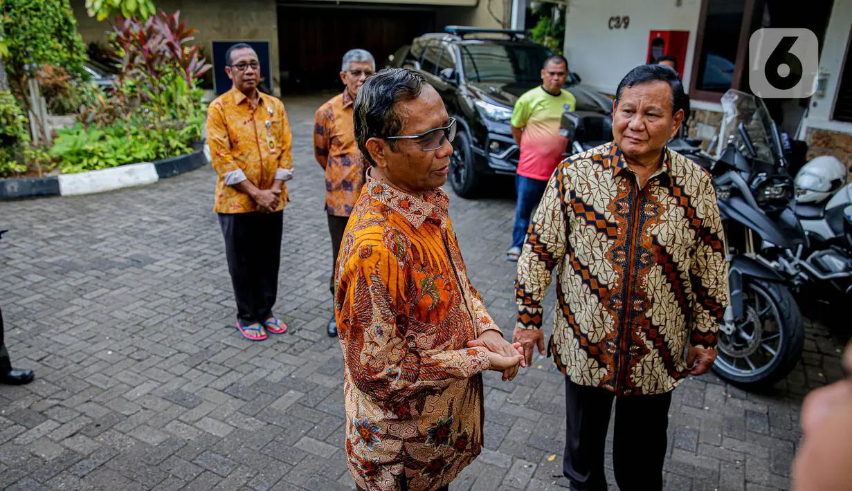 Sebelumnya, Ketua Umum Partai Gerindra Prabowo Subianto juga menyambangi rumah Ketua Dewan Pertimbangan Presiden (Wantimpres), Wiranto, di kawasan Mampang, Jakarta Selatan. (Liputan6.com/Faizal Fanani)