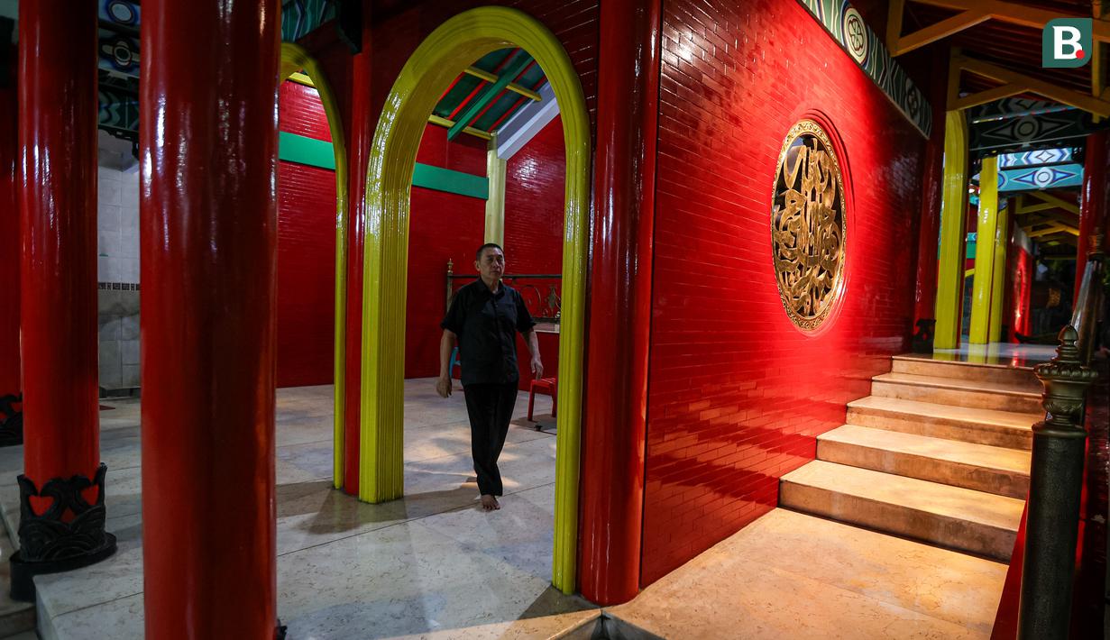 <p>Seorang jemaah berjalan keluar dari Masjid Cheng Ho, Genteng, Surabaya setelah melakukan ibadah salat magrib pada Selasa (14/11/2023). (Bola.com/Bagaskara Lazuardi)</p>