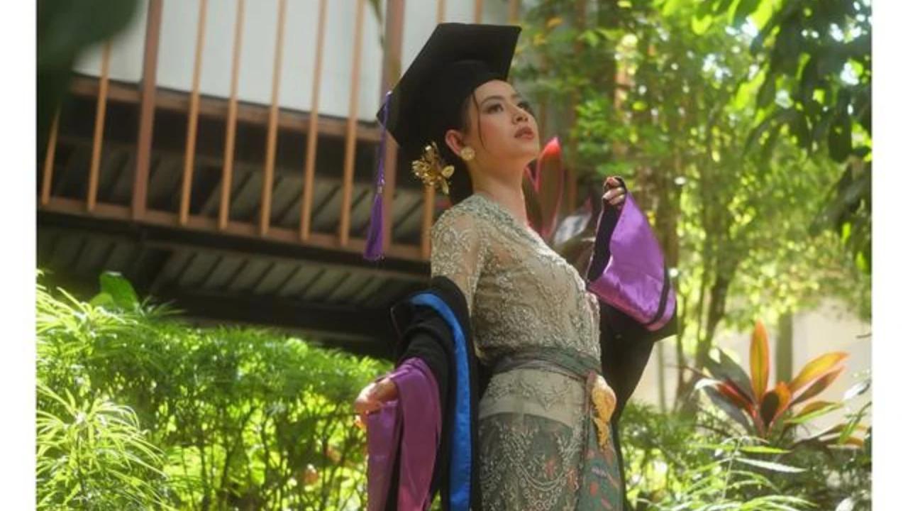 Cantik dan Memesona, 6 Selebriti Wanita yang Wisuda dengan Kebaya Sepanjang Tahun 2025, Jadi Sumber Inspirasi