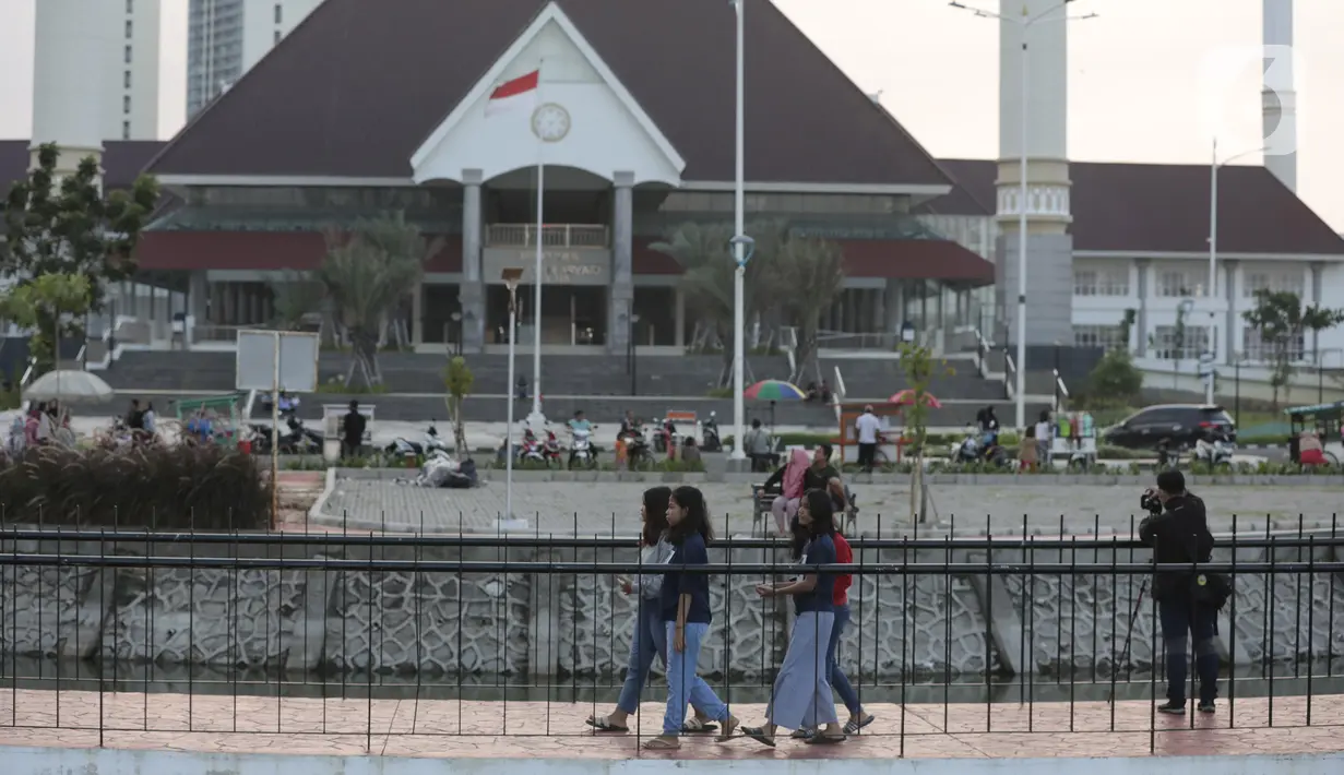 Warga saat menghabiskan waktu untuk menunggu berbuka puasa di Waduk Mookervart di Kalideres, Jakarta Barat, Minggu (9/5/2021). Waduk Mookervart tersebut dimanfaatkan oleh warga sekitar untuk ngabuburit atau menunggu waktu berbuka puasa tiba. (Liputan6.com/Angga Yuniar)
