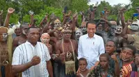 Presiden Joko Widodo atau Jokowi menyapa sejumlah warga Kabupaten Asmat, Provinsi Papua Selatan, usai meresmikan Bandara Ewer, Rabu (6/7/2023) (Fotografer Presiden, Agus Suparto)