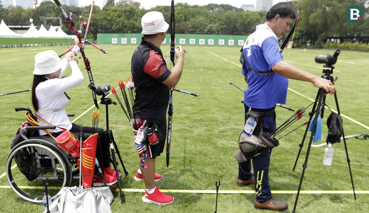 Atlet panahan Asian Para Games melakukan latihan di Lapangan Panahan, Senayan, Jakarta, kamis (04/10/2018). Latihan tersebut juga dalam rangka uji coba lapangan jelang pertandingan. (Bola.com/M Iqbal Ichsan)