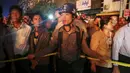 Polisi berjaga di sekitar lokasi kebakaran di pasar Minglar di Yangon, Myanmar, Sabtu (9/1/2016). Penyebab kebakaran masih dalam penyelidikan . (Reuters/Soe Zeya Tun)