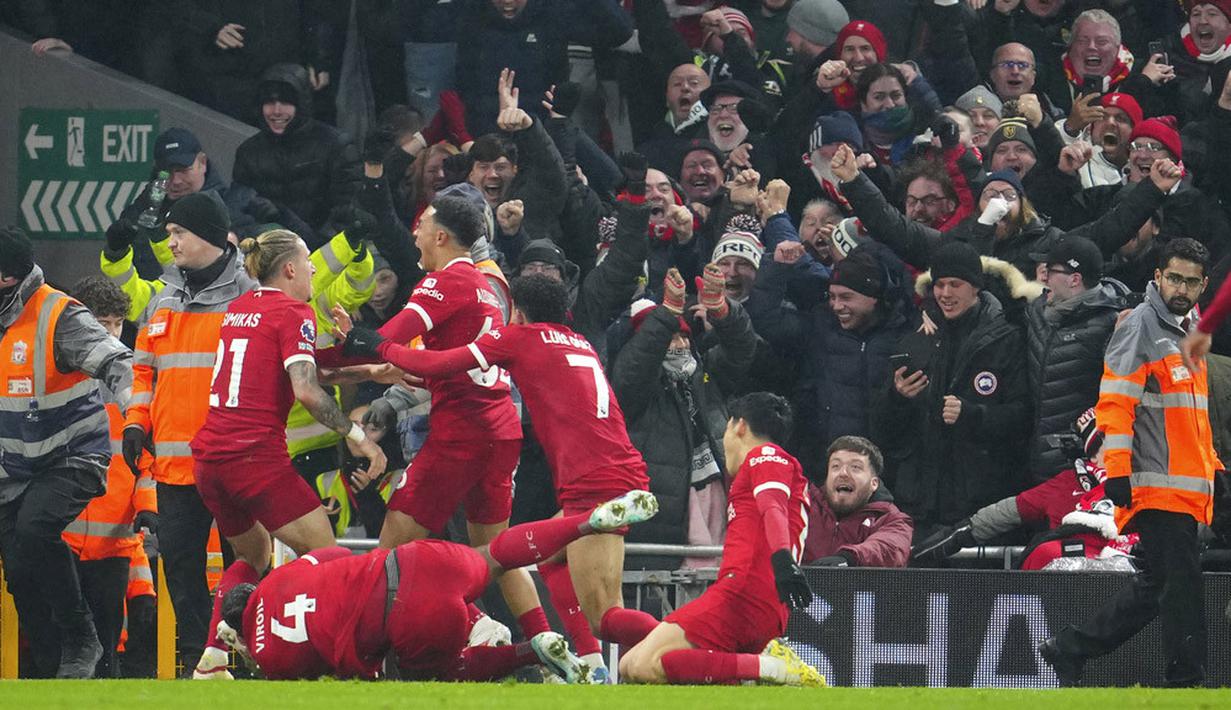 Pemain Liverpool, Trent Alexander-Arnold, melakukan selebrasi setelah mencetak gol ke gawang Fulham pada laga pekan 14 di Stadion Anfield, Minggu (3/12/2023). Bek bernomor punggung 66 itu mencetak gol penentu The Reds atas Fulham sehingga skor berakhir 4-3. (AP Photo/Jon Super)