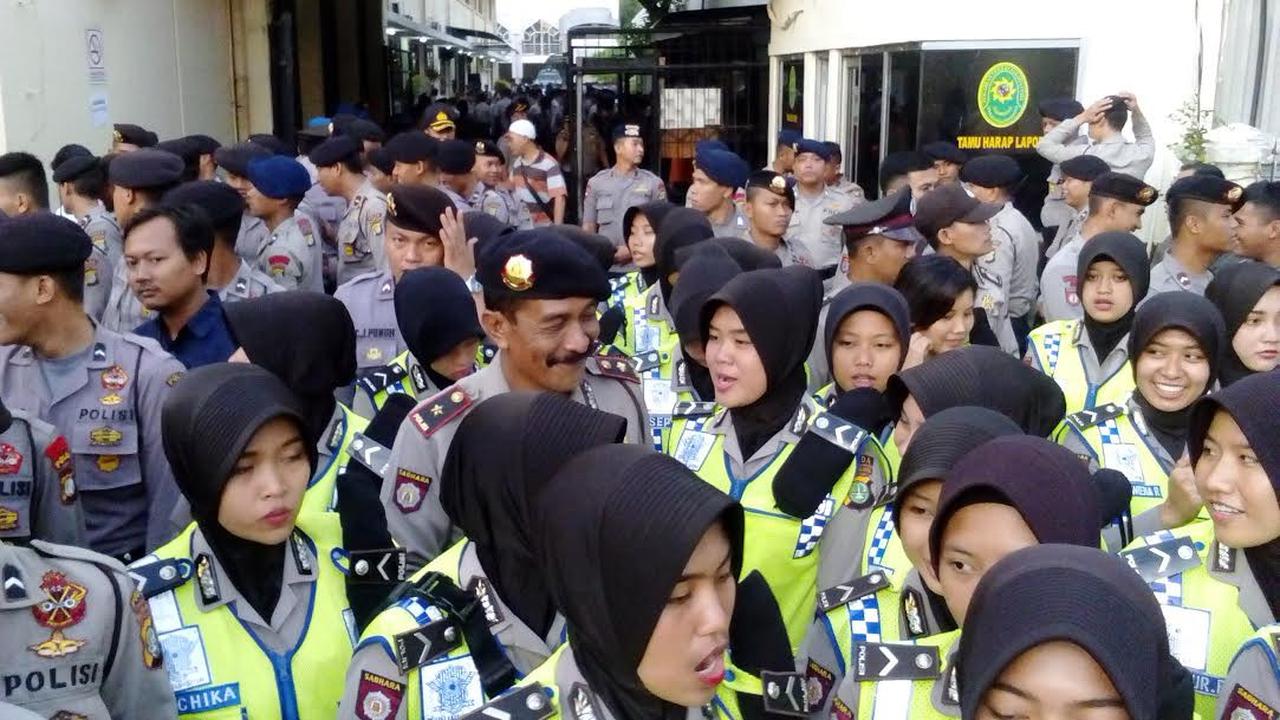 Polwan berhijab amankan sidang Ahok. 