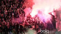 Bobotoh menyalakan flare usai laga Persib Bandung melawan Mitra Kukar pada babak delapan besar Piala Presiden 2017 di Stadion Manahan, Solo. Jumat (25/2/2017). Persib menang 3-2. (Bola.com/Nicklas Hanoatubun)