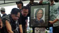 Dokter Heru Purwanto, salah seorang sahabat, menghadiri pemakaman Yon Koeswoyo sang vokalis utama Koes Plus. (Liputan6.com/Panji Prayitno)
