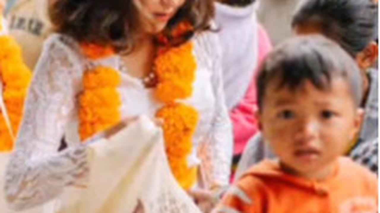 Momen Cucu Bule Bung Karno Getol Datangi Posyandu di Bali Bareng Ibunda