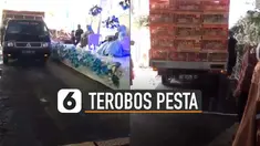 Sebagian tamu menutup hidung karena bau kotoran ayam meski sudah memakai masker.