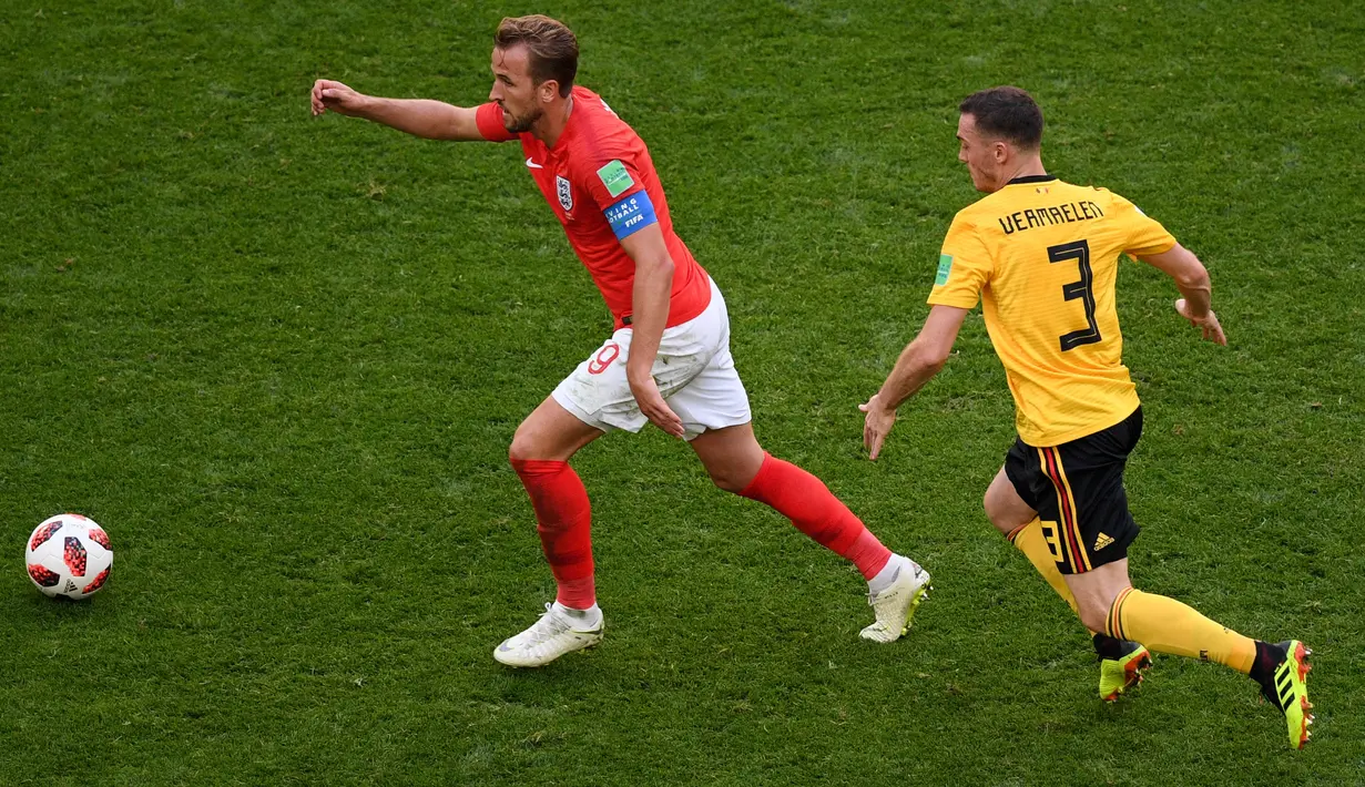 Penyerang Inggris, Harry Kane menggiring bola dari kawalan bek Belgia, Thomas Vermaelen saat bertanding memperebutkan juara tiga Piala Dunia 2018 di Stadion St. Petersburg, Rusia, (14/7). Belgia menang 2-0 atas Inggris. (AFP Photo/Olga Maltseva)