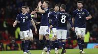 Para pemain Timnas Skotlandia merayakan gol yang dicetak Scott McTominay ke gawang Spanyol pada laga Grup A Kualifikasi Euro 2024 di Hampden Park Stadium, Glasgow, Skotlandia (28/3/2023). Skotlandia total mengoleksi 5 gol tanpa kebobolan di Grup A. Scott McTominay dkk sukses menghajar Siprus 3-0 dan Spanyol 2-0. (AP Photo/Scott Heppell)