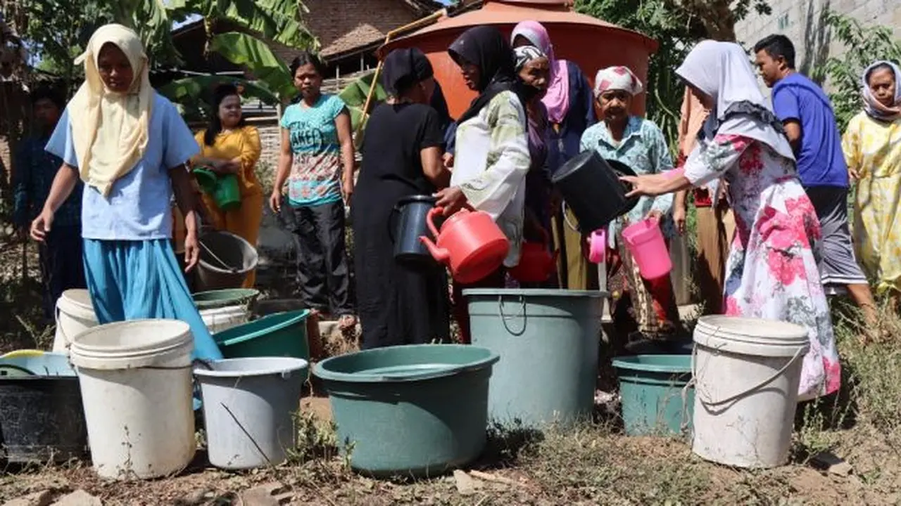 Masyarakat di Bondowoso menunggu droping air bersih dari Polres Bondowoso. (Istimewa)