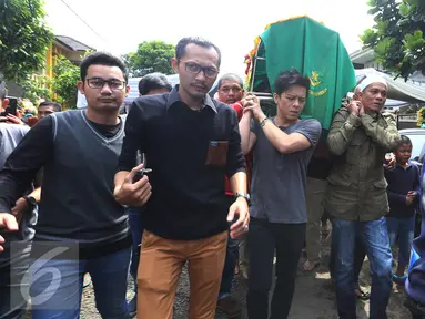 Ariel "NOAH" mengusung keranda jenazah ayahnya, Nazmul Irphan bin Muhammad Saleh, Bandung, Selasa (29/3/2016). Ayah Ariel meninggal dunia di Rumah Sakit Advent, Bandung, kira-kira pukul 13.00 WIB. (Liputan6.com/Herman Zakharia)