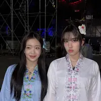 Dalam unggahan terbaru mereka di Instagram, dua member STAYC terlihat anggun mengenakan kebaya encim dengan sentuhan lembut dan feminin. [@yoon_nxxy].