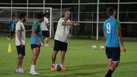 Juan Esnaider memimpin sesi latihan PSBS Biak di Stadion Samudera, Bali, Minggu (16/6/2024). (Dok. PSBS Biak)