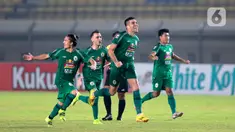 Pemain PS Sleman melakukan selebrasi usai mengalahkan Bali United melalui babak adu penalti dalam pertandingan perempat final Piala Menpora 2021 di Stadion Si Jalak Harupat, Bandung. Senin (12/4/2021). PS Sleman mengalahkan Bali United 4-2 lewat adu penalti. (Bola.com/Ikhwan Yanuar)